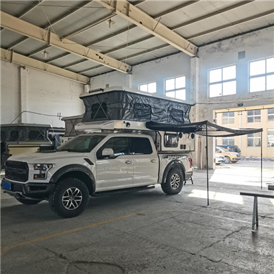 बेड पॉपअप के साथ पिकअप ट्रक कैंपर